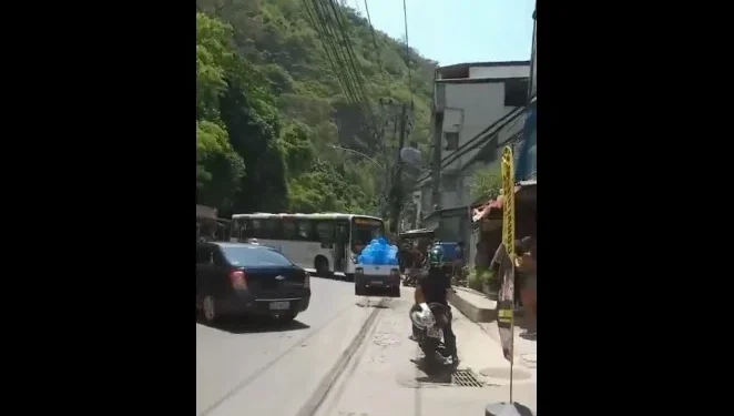 Criminosos tomam sete ônibus e usam como barricada no Rio de Janeiro