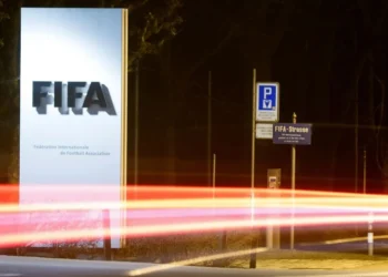 Logo da Fifa perto de sua sede em Zurique • 27/2/2022 REUTERS/Arnd Wiegmann