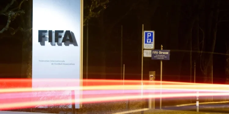 Logo da Fifa perto de sua sede em Zurique • 27/2/2022 REUTERS/Arnd Wiegmann