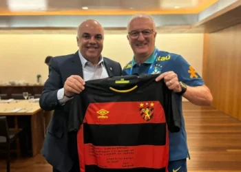 Yuri Romão com o técnico Dorival Jr • Rafael Ribeiro/CBF