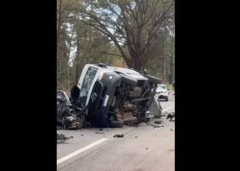 Van ficou destruída após ser atingida por ônibus furtado em MG • Reprodução