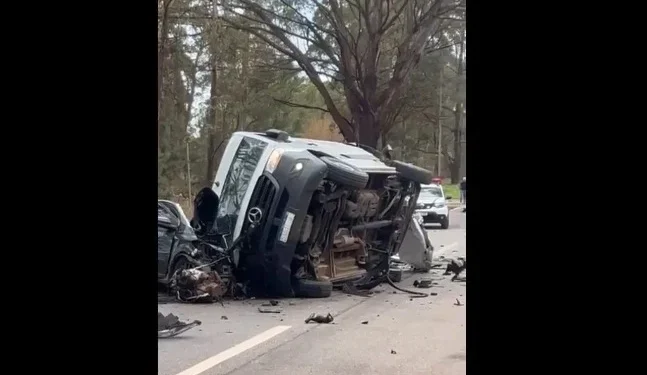 Van ficou destruída após ser atingida por ônibus furtado em MG • Reprodução