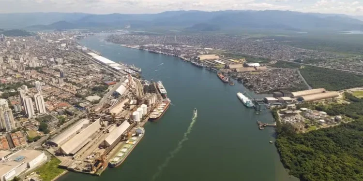 Somente em setembro, 69% dos navios, ou 190 de um total de 277 embarcações, tiveram alteração de escalas ou atraso para exportar café nos principais portos do Brasil — Foto: Alphamar