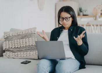  Segundo as normas de qualidade da Anatel (Agência Nacional de Telecomunicações), as operadoras devem garantir, em média, pelo menos 80% da velocidade contratada, assegurando um mínimo de 40% durante os horários de maior movimento. -