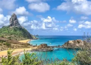 Vista a partir do Forte Nossa Senhora dos Remédios, em Fernando de Noronha • Foto: Instagram/ Binabinapic/ Reprodução