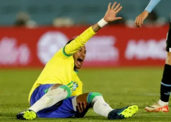 Neymar se machucou durante partida entre Brasil e Uruguai pelas eliminatórias para a Copa do Mundo • Foto: REUTERS/Andres Cuenca