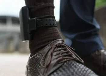 Tornozeleira eletrônica • Arne Dedert/picture alliance via Getty Images