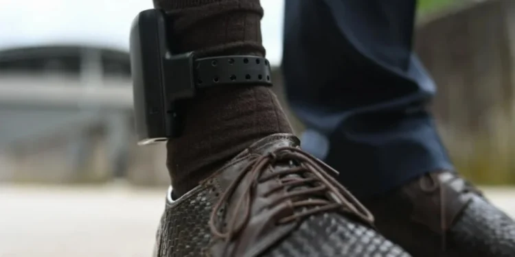 Tornozeleira eletrônica • Arne Dedert/picture alliance via Getty Images