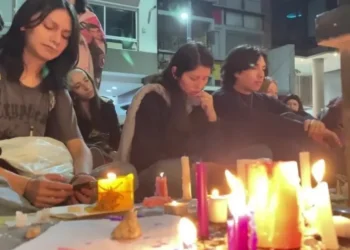 Fãs prestaram homenagens a Liam Payne na porta do hotel de Buenos Aires onde ele morreu • Reuters