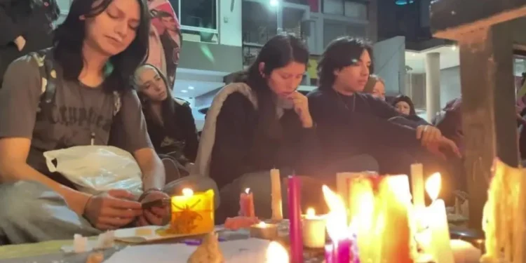 Fãs prestaram homenagens a Liam Payne na porta do hotel de Buenos Aires onde ele morreu • Reuters