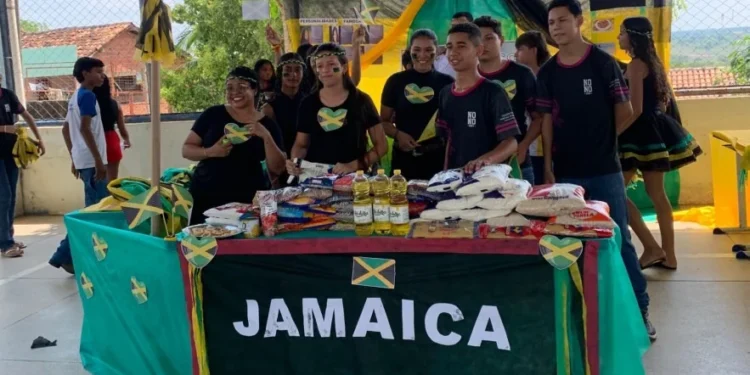 Gincana de Língua Inglesa no Colégio Estadual Marechal Costa e Silva arrecada cerca de 1 tonelada de alimentos