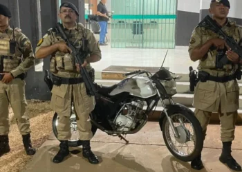 Após a abordagem, a PM constatou que a motocicleta possuía uma restrição de furto e roubo - Foto: PMTO