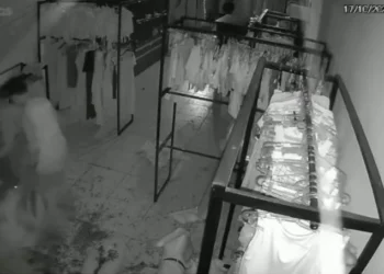 Dois criminosos invadiram a loja - Foto: Reprodução