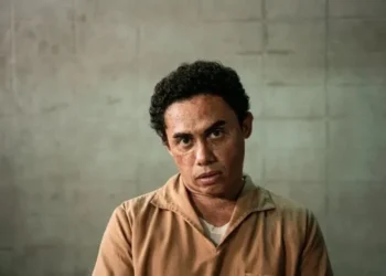 Silvero Pereira como Francisco de Assis Pereira em "Maníaco do Parque" • Divulgação/Prime Video