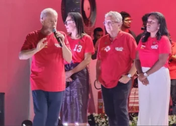 Lula (à esquerda) também destacou a figura de Jesus Cristo como um exemplo de defesa dos mais pobres • Diego Macêdo/colaboração para a CNN