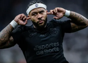 Memphis Depay comemora seu primeiro gol com a camisa do Corinthians • Rômulo MagalhÃes/Código19/Gazeta Press