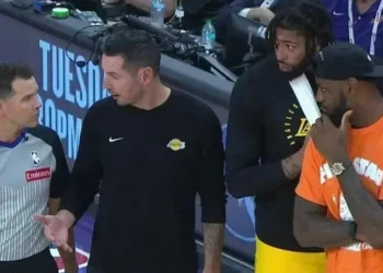 Brian Forte, JJ Redick, Anthony Davis e LeBron James após marcação de falta flagrante de Bronny James em jogo da pré-temporada da NBA • Reprodução/NBA TV