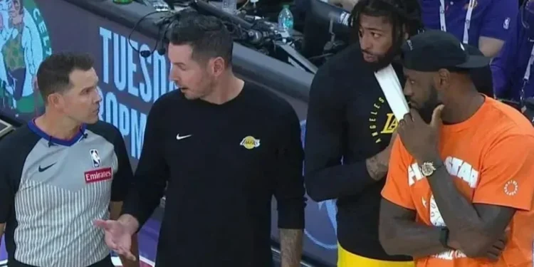 LeBron James “encara” árbitro após marcação de falta do filho na NBA