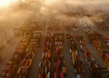 Contêineres no Porto de Santos • 01/05/2024REUTERS/Amanda Perobelli