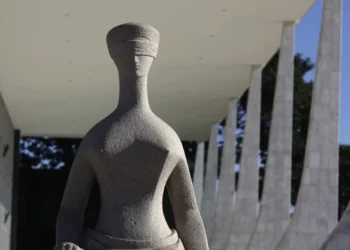 Estátua da Justiça no prédio do STF em Brasília • 21/04/2010 - Reuters/Ricardo Moraes