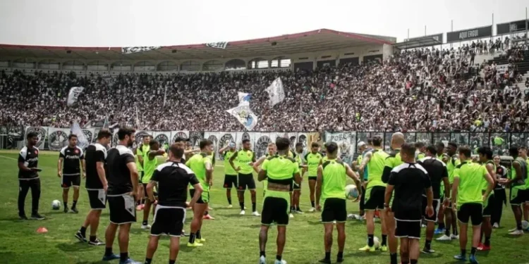 Jogadores do Vasco durante treino aberto em São Januário • Vasco / Divulgação