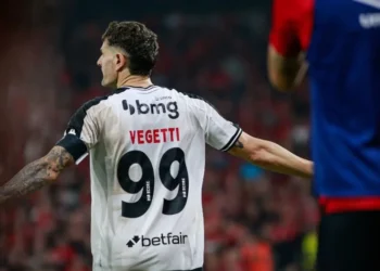 Vegetti fez o gol que levou Athletico-PR x Vasco para os pênaltis e também converteu a penalidade decisiva para classificar o Cruzmaltino • Matheus Lima/Vasco