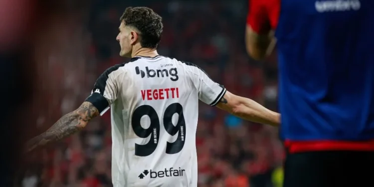 Vegetti fez o gol que levou Athletico-PR x Vasco para os pênaltis e também converteu a penalidade decisiva para classificar o Cruzmaltino • Matheus Lima/Vasco