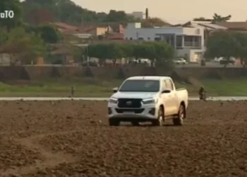 Rio Araguaia seca e já é possível atravessar de carro — Foto: Reprodução/TV Anhanguera