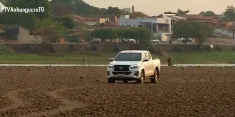 Rio Araguaia seca e já é possível atravessar de carro — Foto: Reprodução/TV Anhanguera