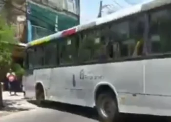 Ônibus tomado por criminosos foi atravessado em uma via na região da comunidade da Tijuquinha • Reprodução