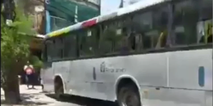 Ônibus tomado por criminosos foi atravessado em uma via na região da comunidade da Tijuquinha • Reprodução