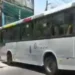 Ônibus tomado por criminosos foi atravessado em uma via na região da comunidade da Tijuquinha • Reprodução