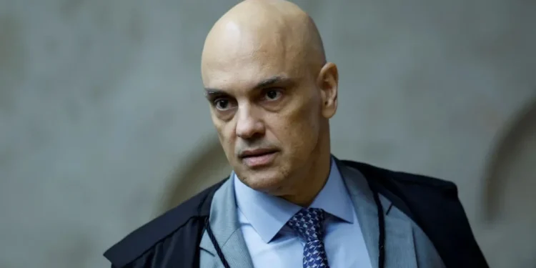 Moraes paralisa julgamento sobre revista íntima em presídios e manda análise para plenário físico