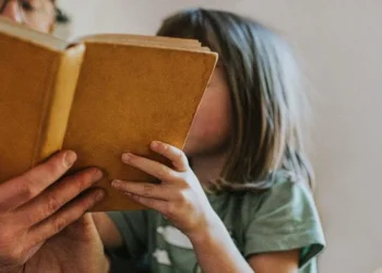 Leitura é importante para a formação, mas telas têm distanciado as crianças dos livrosImagem: Getty Images