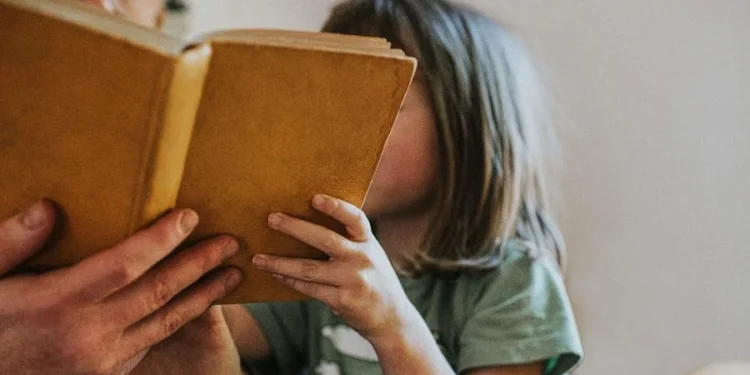 ‘Paguei R$ 30 para ele ler’: pais ‘apelam’ para tirar filhos do celular