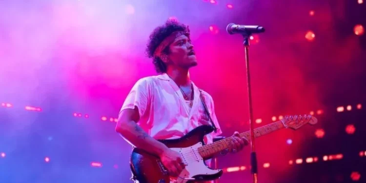 Bruno Mars volta a se apresentar no Rio neste sábado (19)