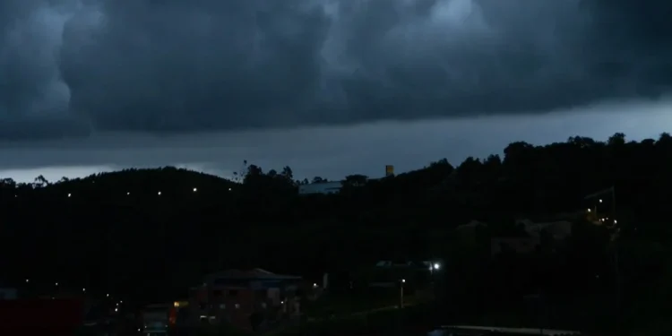 Chuvas de 250 mm e ventos intensos deixam São Paulo em alerta até domingo