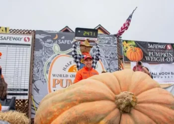 Travis Gienger venceu concurso ao produzir uma abóbora de 1.120 quilos — Foto: Divulgação/World Championship Pumpkin Weigh-Off