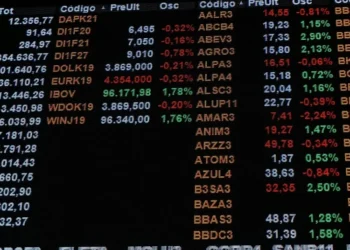 No dia, a divisa norte-americana subiu 0,71%, cotada em R$ 5,7004. No acumulado da semana, a alta é de 1,51% • NurPhoto via Getty Images