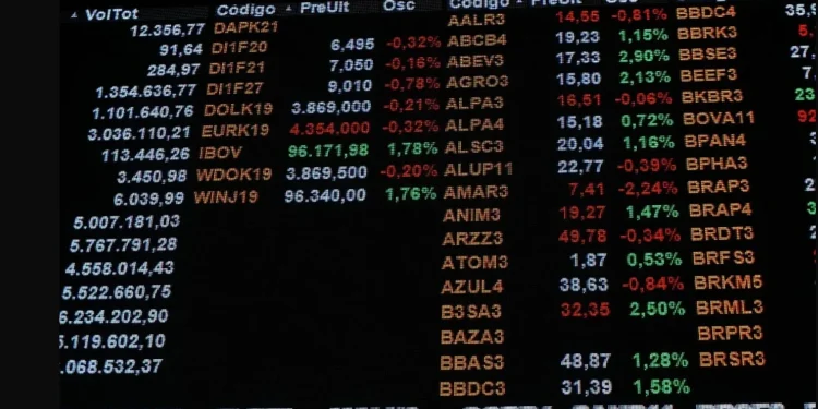 Dólar sobe 1,51% na semana e vai a R$ 5,70; Ibovespa tem alta de 0,39%