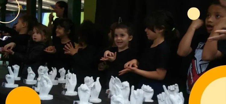 Ensinar Libras desde cedo integra a escola e ajuda a superar o capacitismo