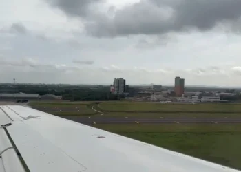 Primeiro pouso no aeroporto é realizado cinco meses após operações serem interrompidas • Divulgação/Voltaire Santos – Presidência da República