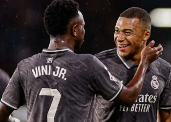 Vini Jr. e Mbappé comemoram um dos gols da vitória do Real Madrid pela LALIGA • Divulgação/Real Madrid