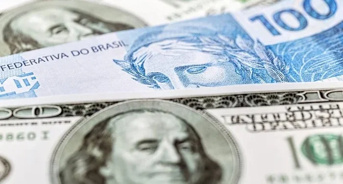 Após mercado prever inflação no teto, dólar, em alta, chega a R$ 5,73