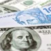 Após mercado prever inflação no teto, dólar, em alta, chega a R$ 5,73