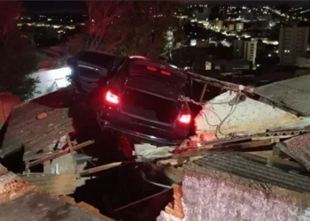 Carro sobre telhado de residência após acidente em MG • CBMMG/Divulgação