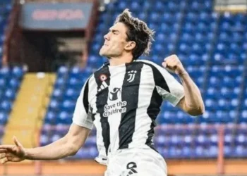 Juventus vence Genoa e assume liderança do Italiano • @juventus