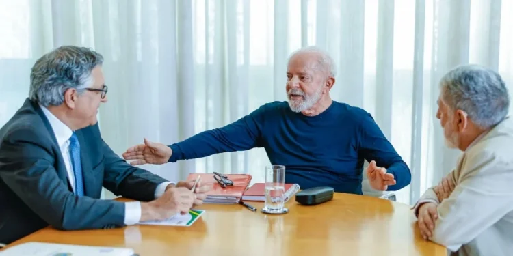 Lula segue despachando do Alvorada e sob observação médica, diz Padilha