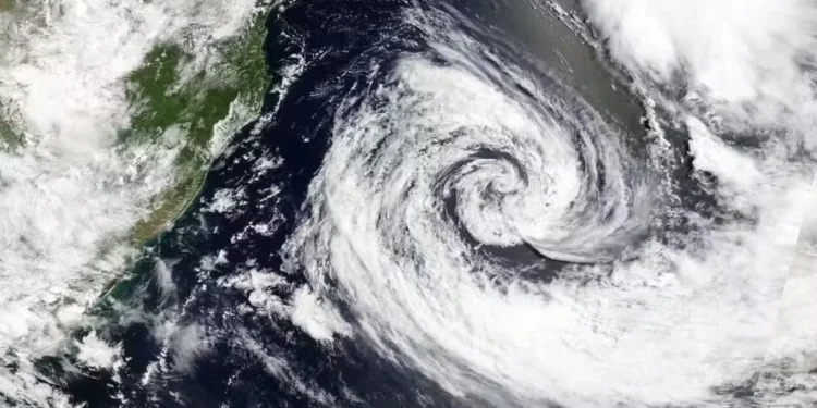 Ciclone extratropical chega ao Brasil com alto risco de tempestades