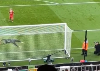 Goleiro participou de ação com torcedores durante o intervalo • Reprodução